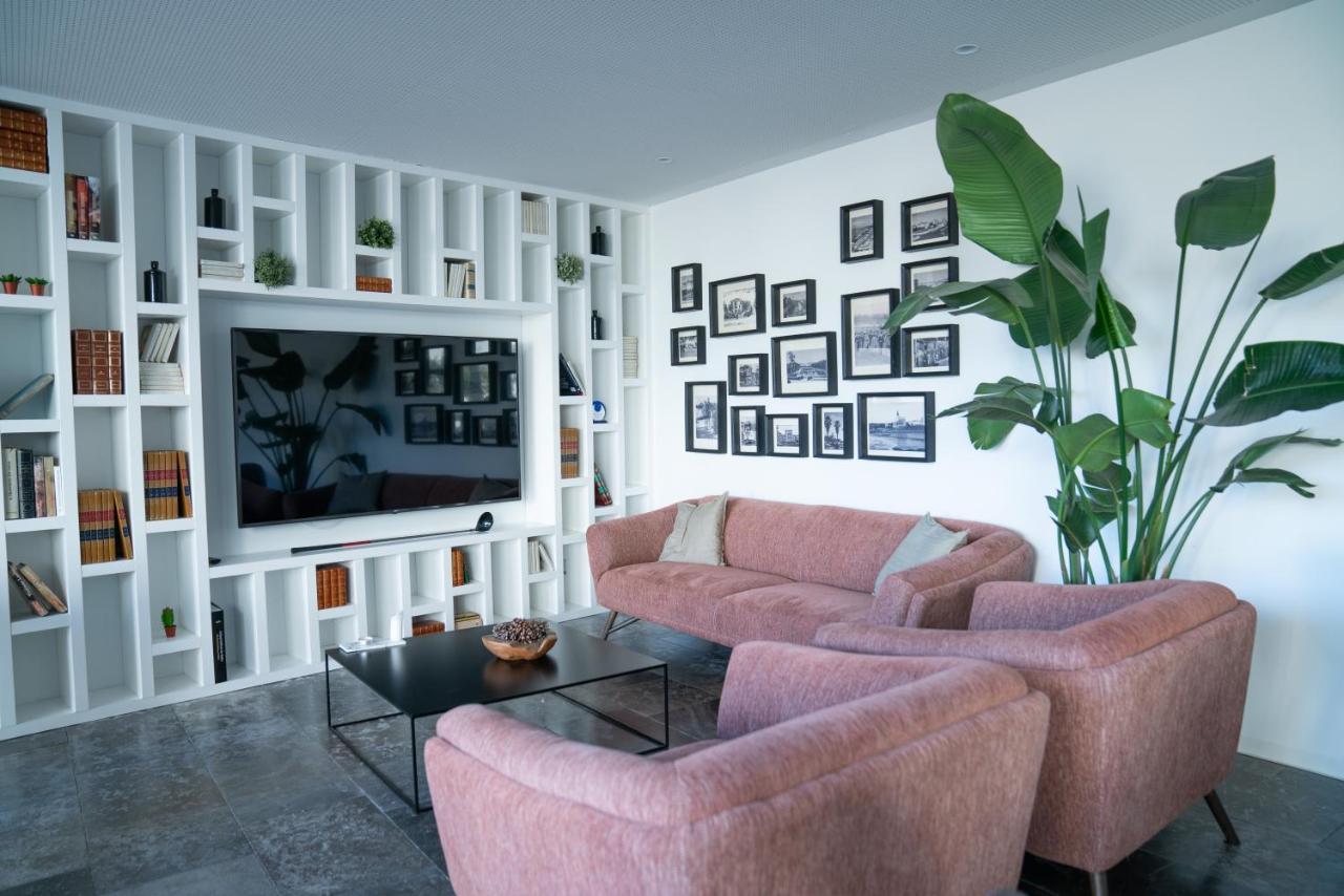 A House In Estoril - Adults Only Hotel Exterior photo A living room with a television